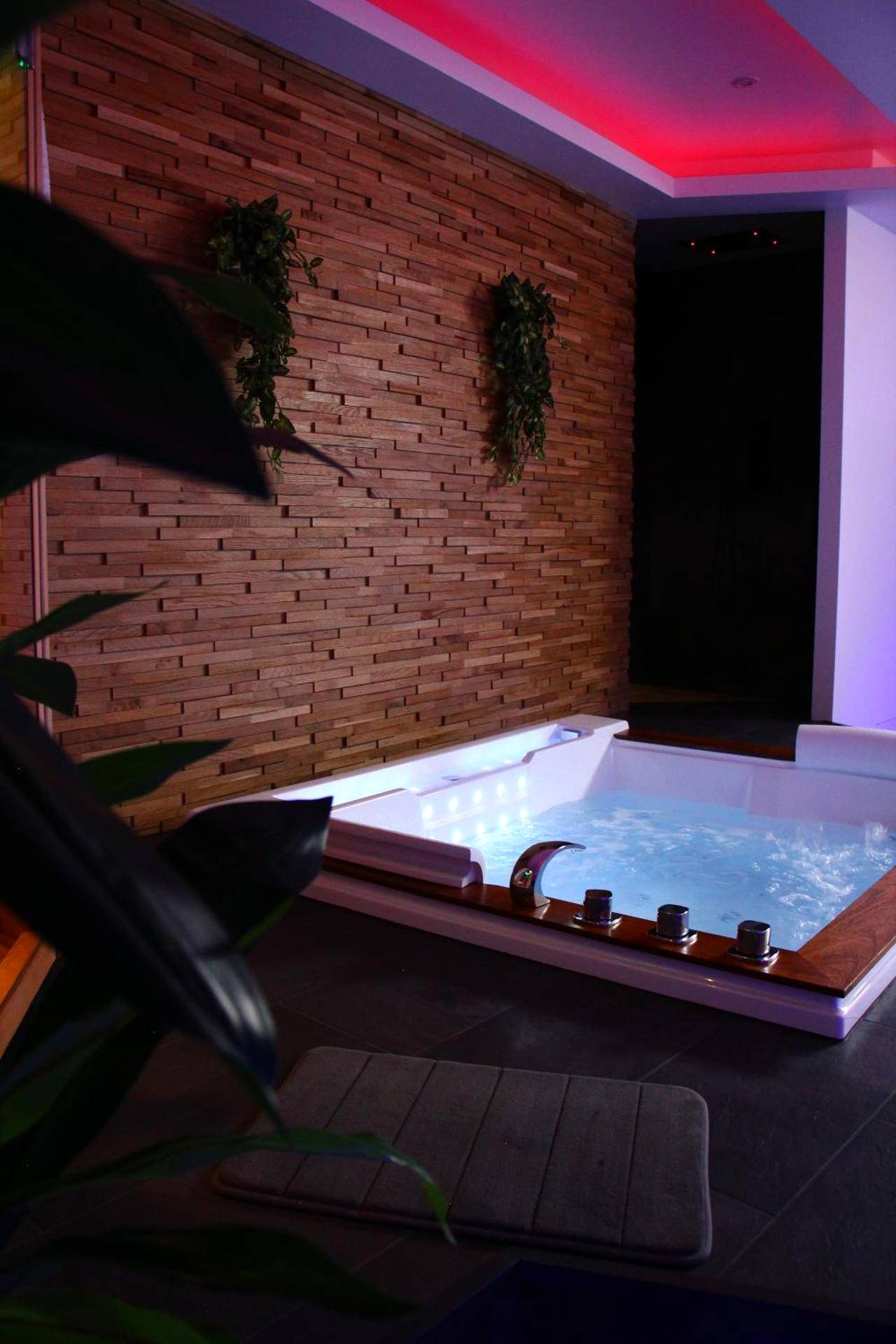 Jacuzzi privatif et mur de parement en bois - Spa privatif by XELA