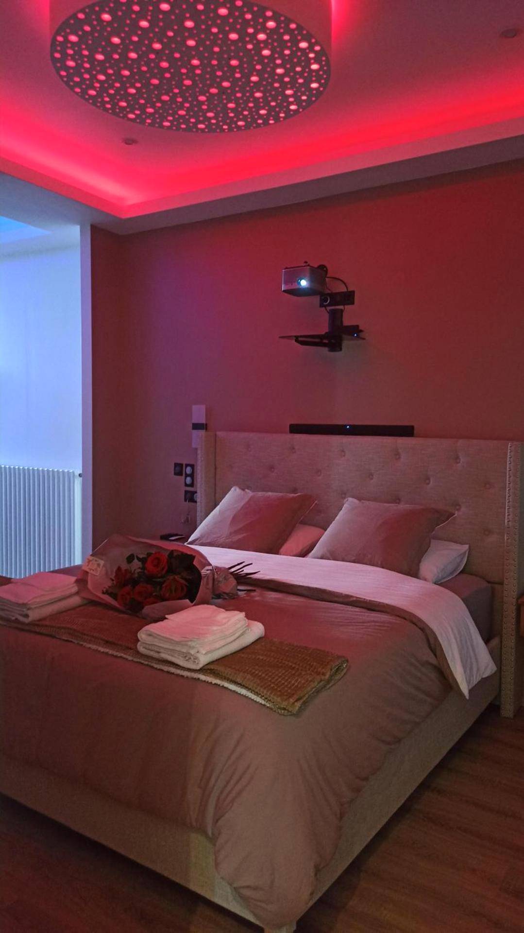Lit double avec bouquet de roses rouges - Spa privatif by XELA