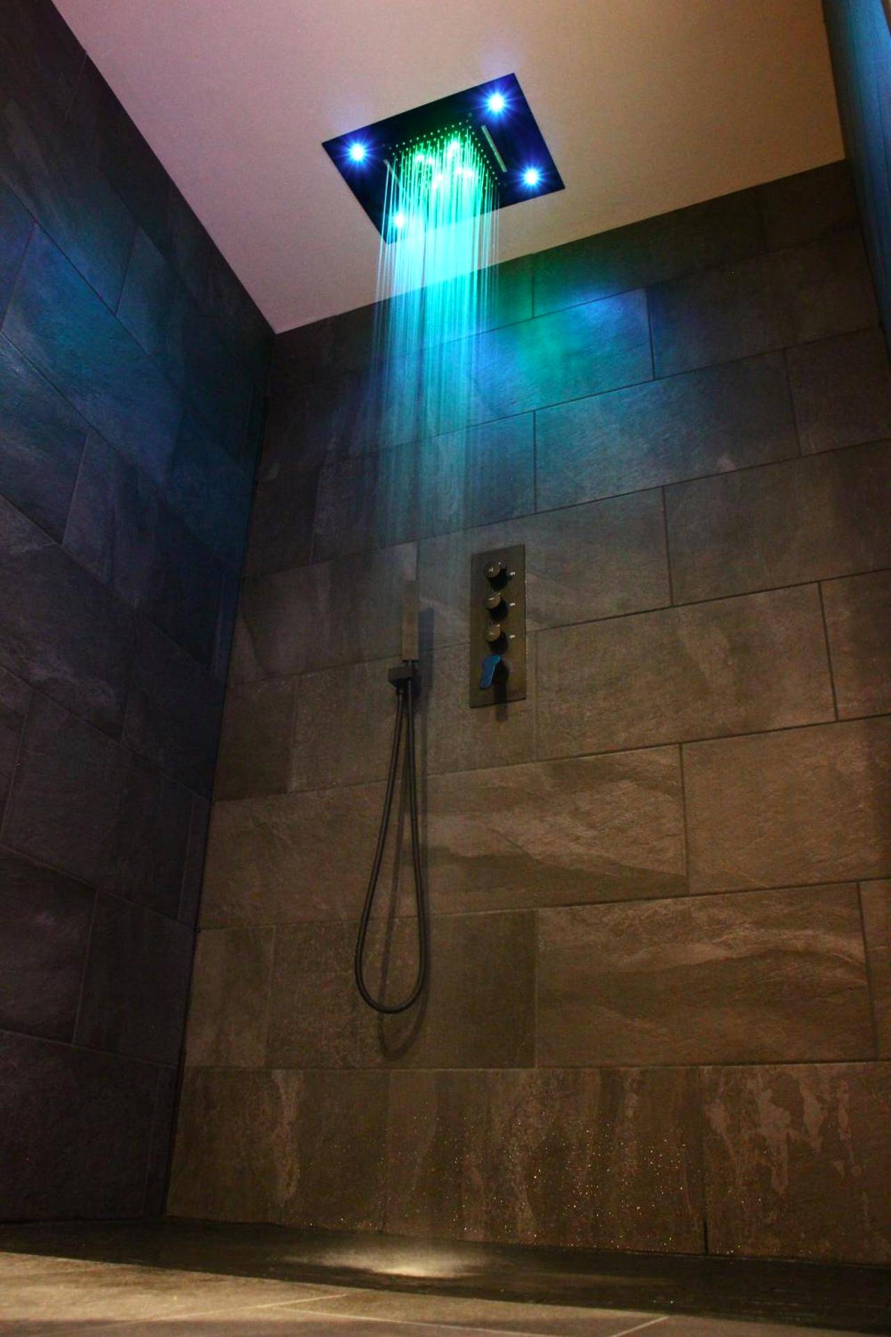 Douche à l'italienne avec ciel de pluie LED - Spa privatif by XELA