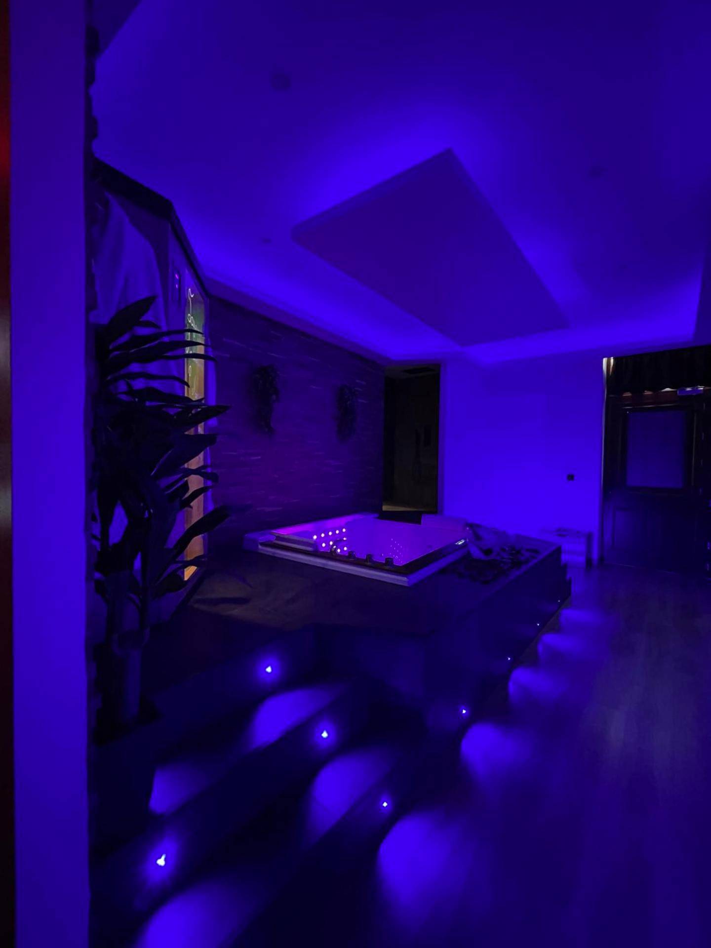 Espace bien - être avec jacuzzi sous lumière bleue - Spa privatif by XELA