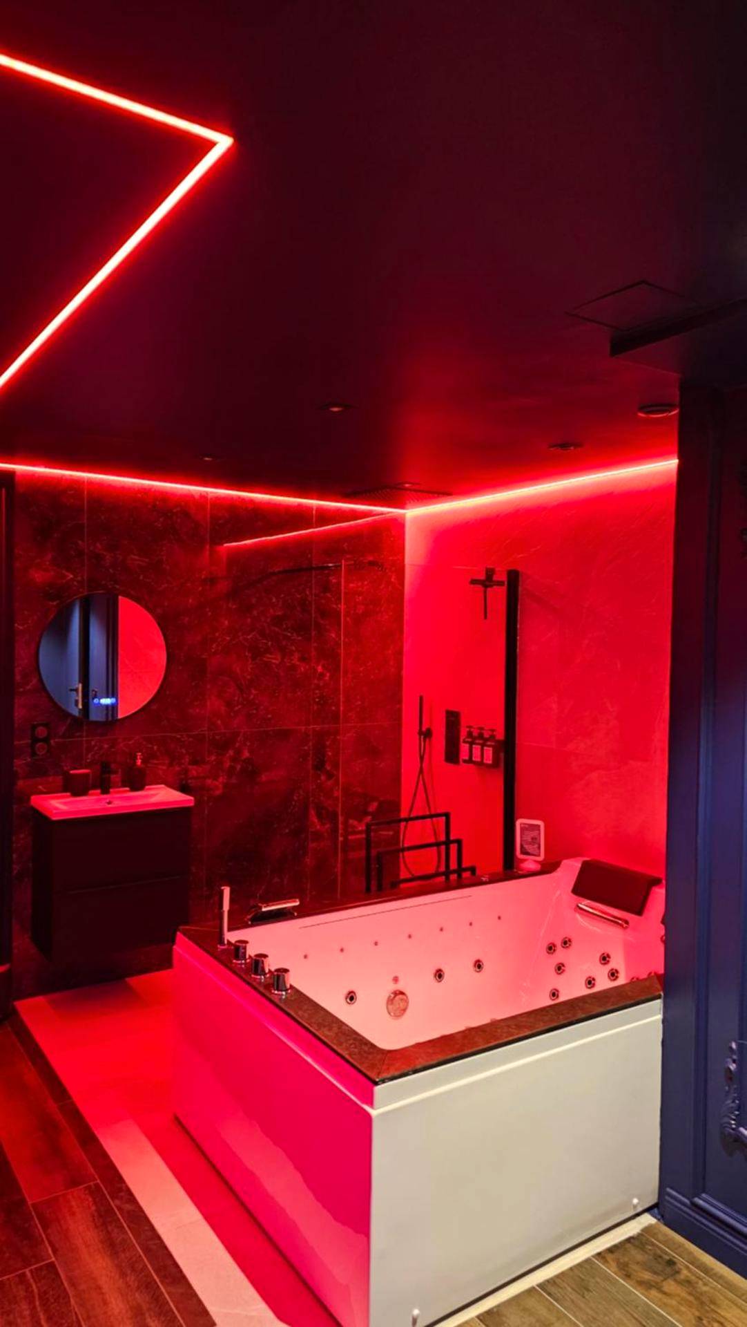 Jacuzzi privatif avec éclairage LED rouge - Love room - Xtase By luxuria Cannes