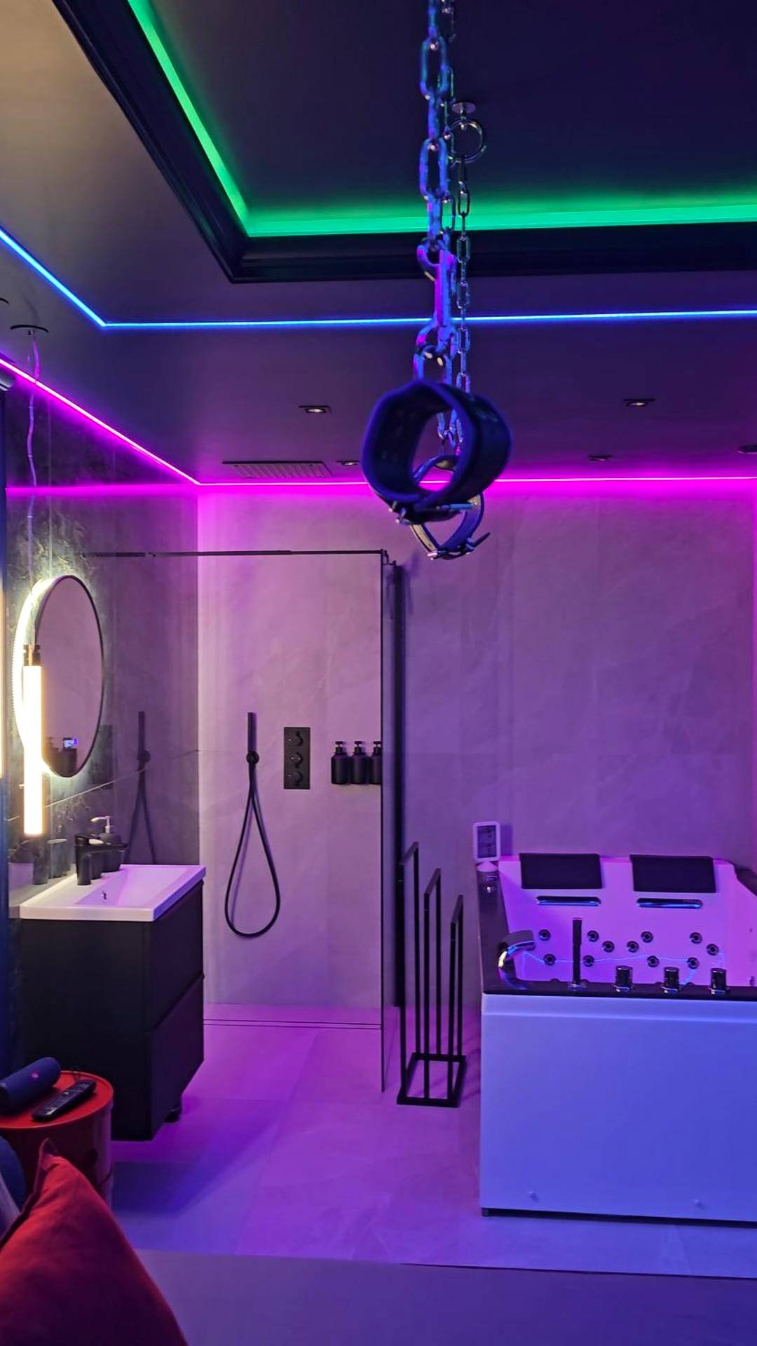 Espace douche et balnéo avec accessoires BDSM - Love room - Xtase By luxuria Cannes