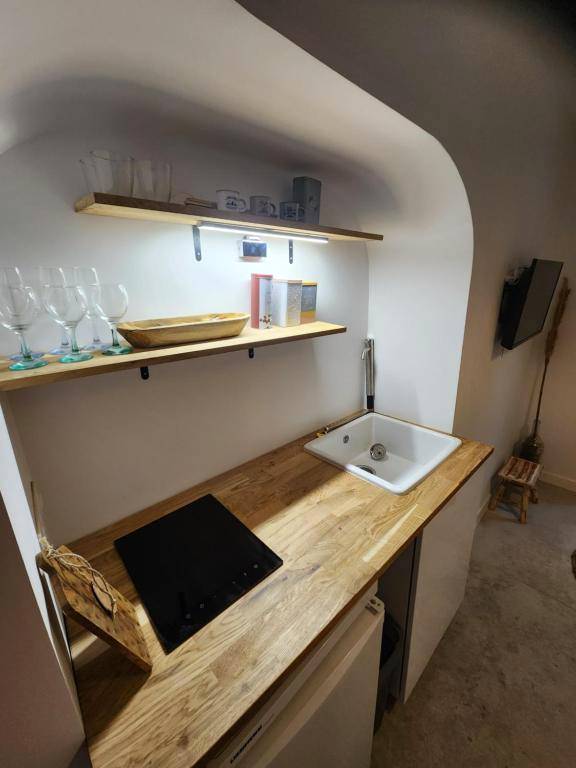 Kitchenette équipée avec plan de travail en bois - Zen room - Havre de paix