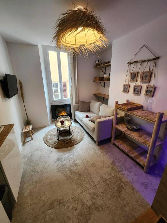 Salon cosy avec canapé et cheminée électrique - Zen room - Havre de paix