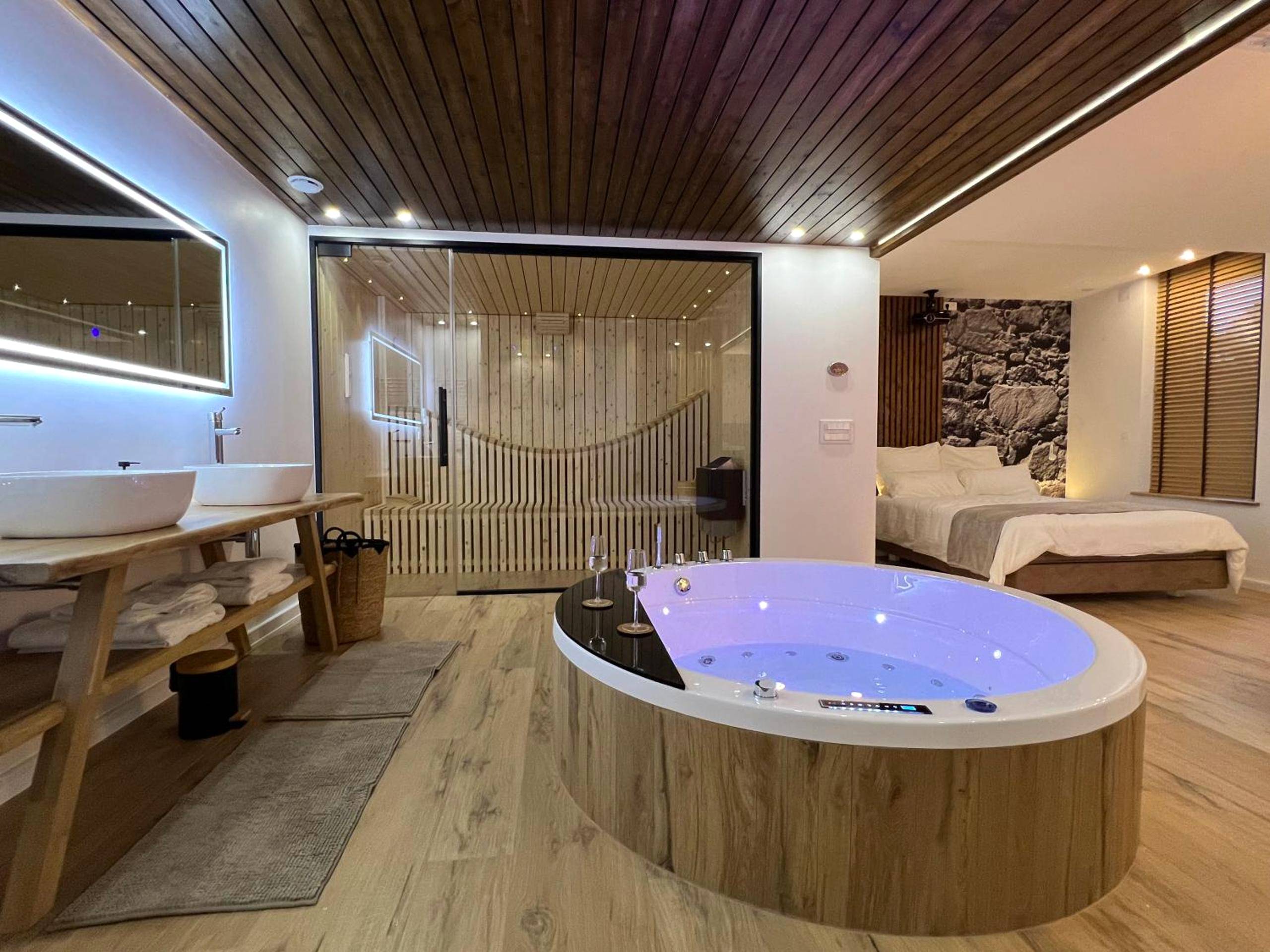 Jacuzzi rond, sauna vitré et lit double - Love Room Sarreguemines - Le Zen - Sauna - Balnéo - Sparoom Sarreguemines