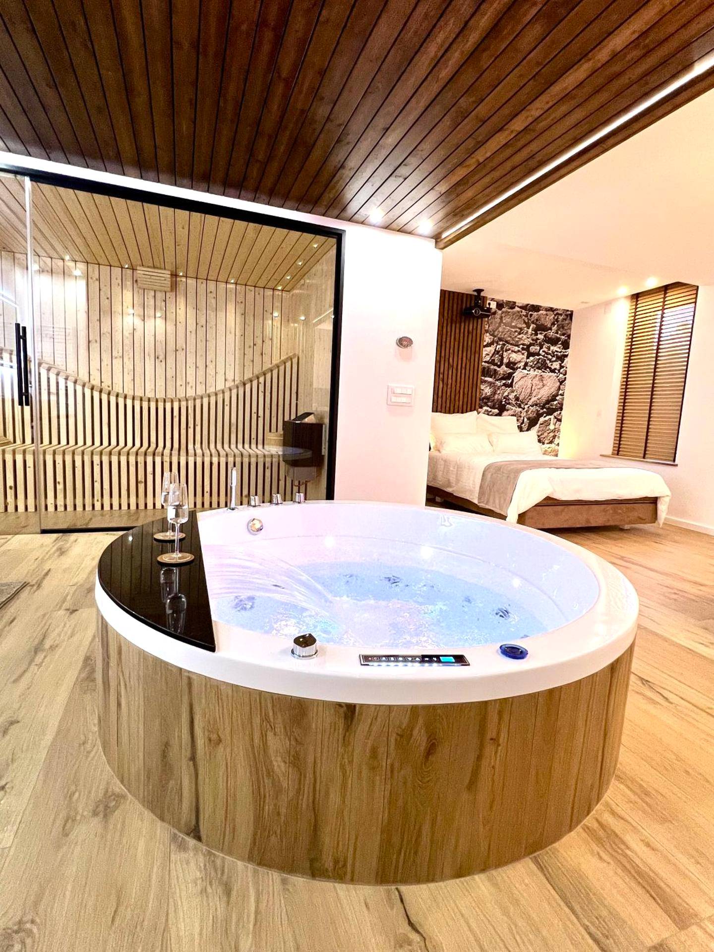 Baignoire balnéo lumineuse et sauna en bois - Le Zen - Sauna - Balnéo - Sparoom Sarreguemines