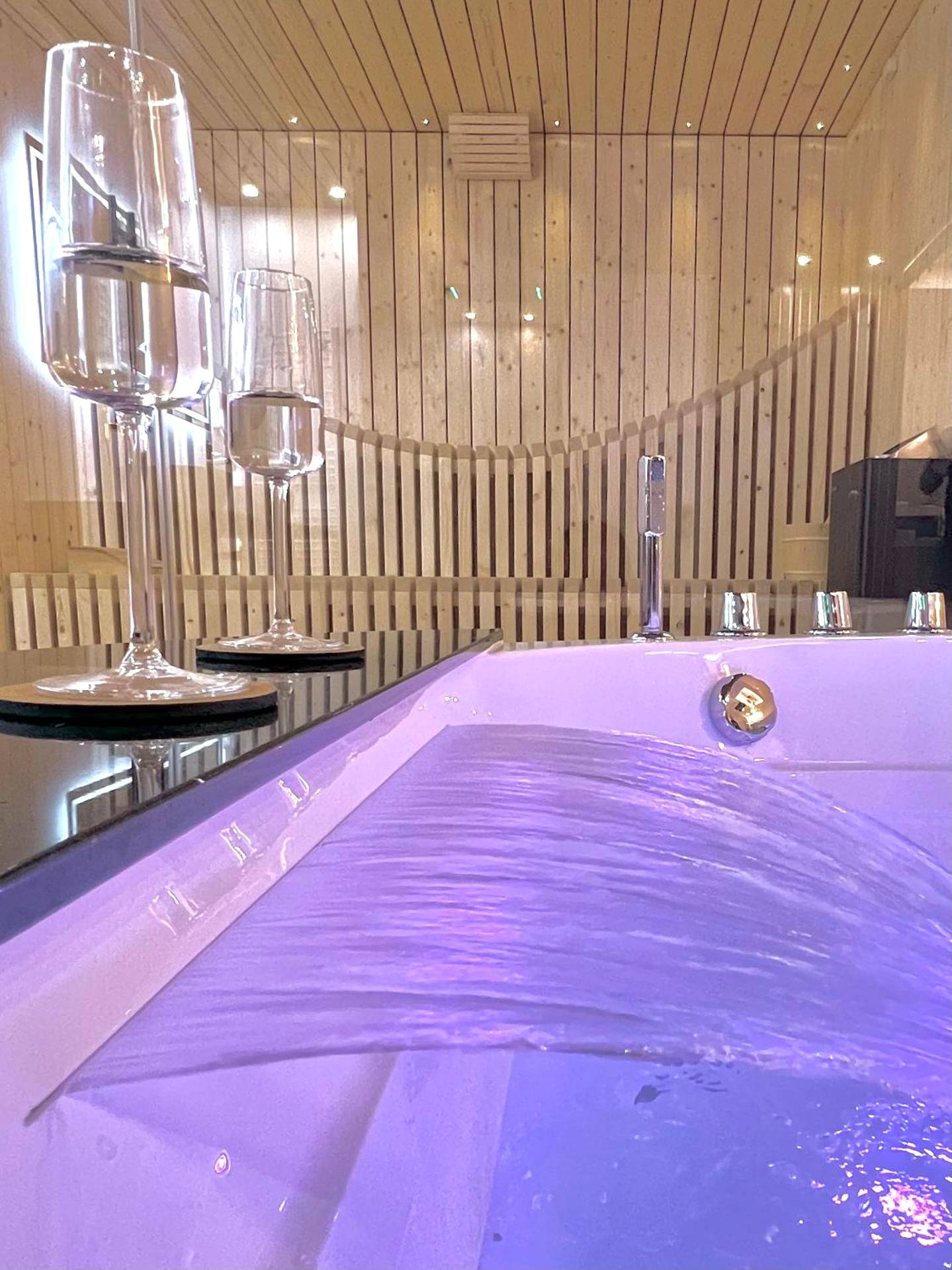 Cascade d'eau du jacuzzi et verres à pied - Le Zen - Sauna - Balnéo - Sparoom Sarreguemines