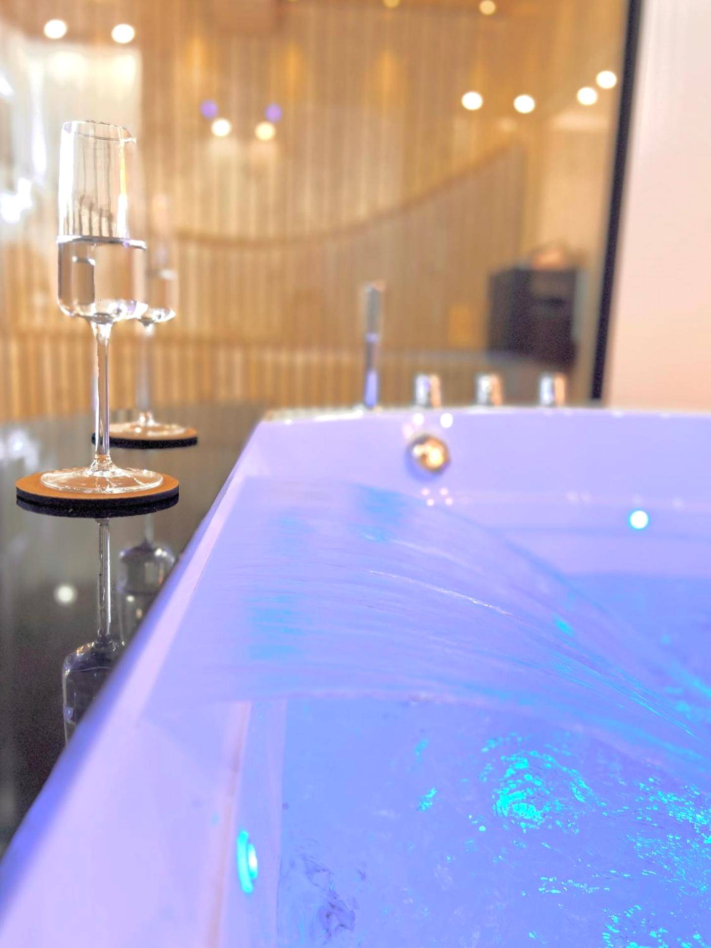 Détail cascade lumineuse et coupes de champagne - Le Zen - Sauna - Balnéo - Sparoom Sarreguemines