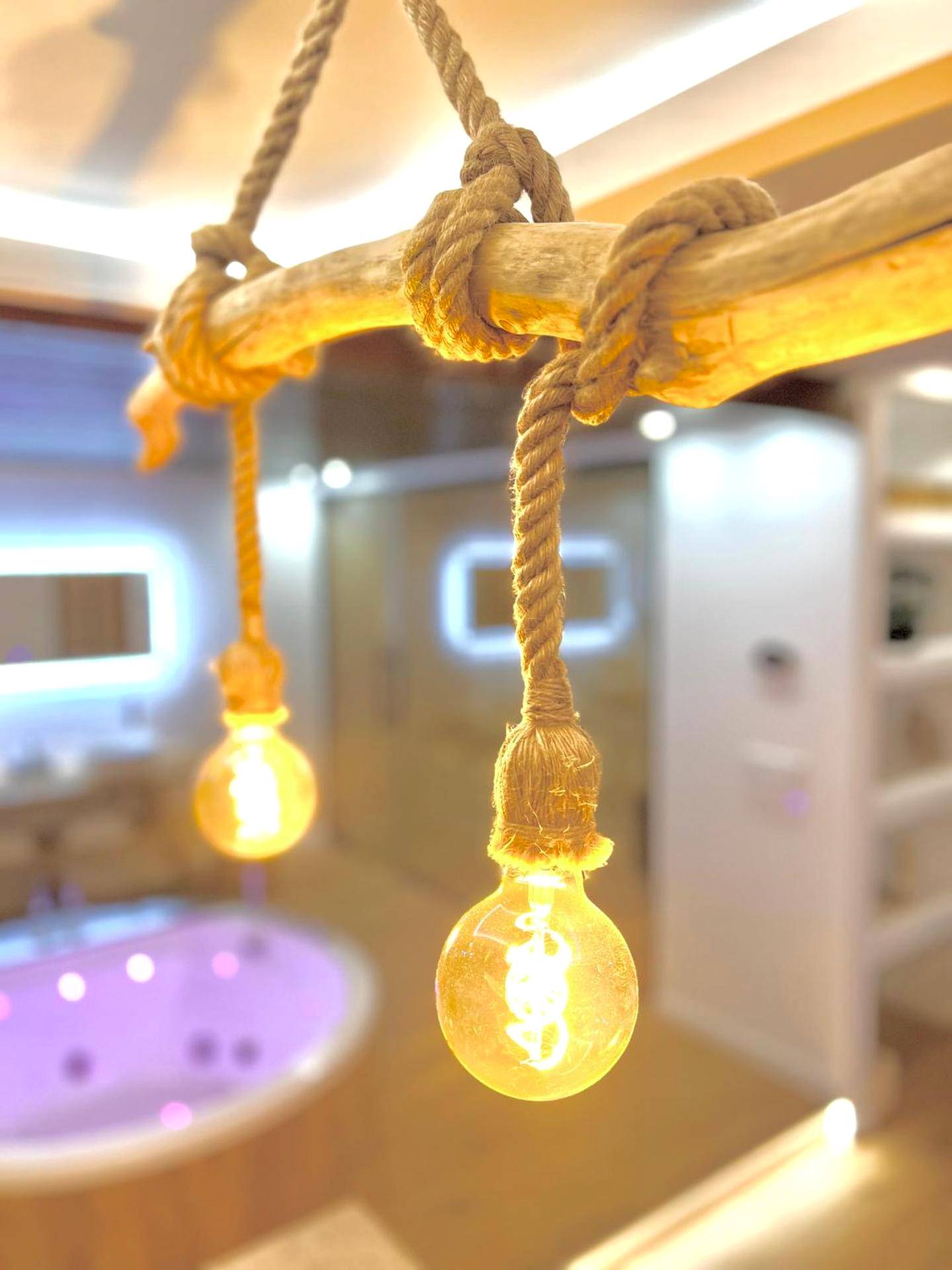 Luminaires suspendus en corde et bois flotté - Le Zen - Sauna - Balnéo - Sparoom Sarreguemines