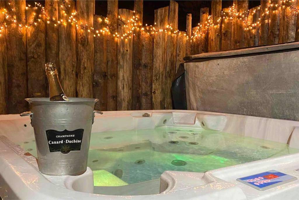 Jacuzzi extérieur avec seau à champagne - Love Room Exincourt - ZenHouse SpaInsideOutside* * * *