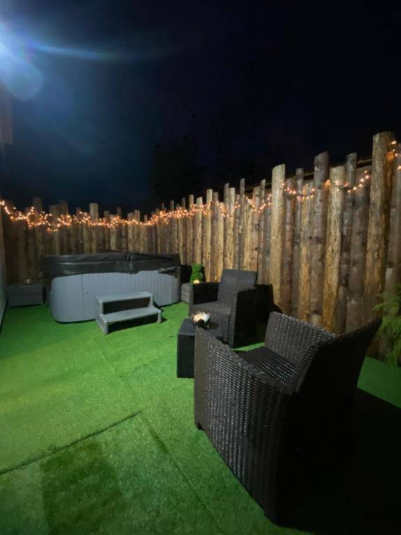 Terrasse privée avec salon de jardin et spa - ZenHouse SpaInsideOutside* * * *