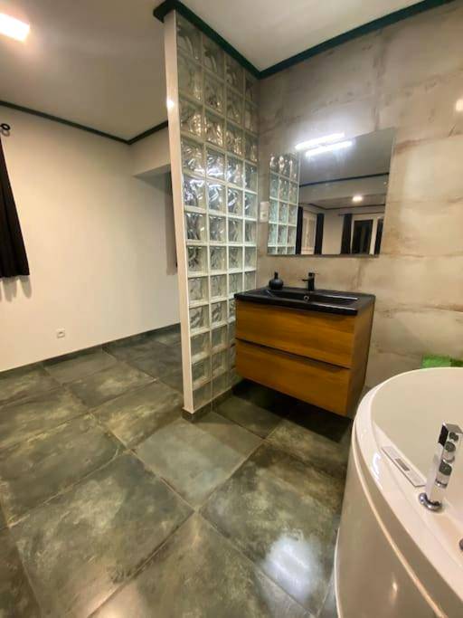 Salle de bain avec vasque bois et paroi vitrée - ZenHouse SpaInsideOutside* * * *