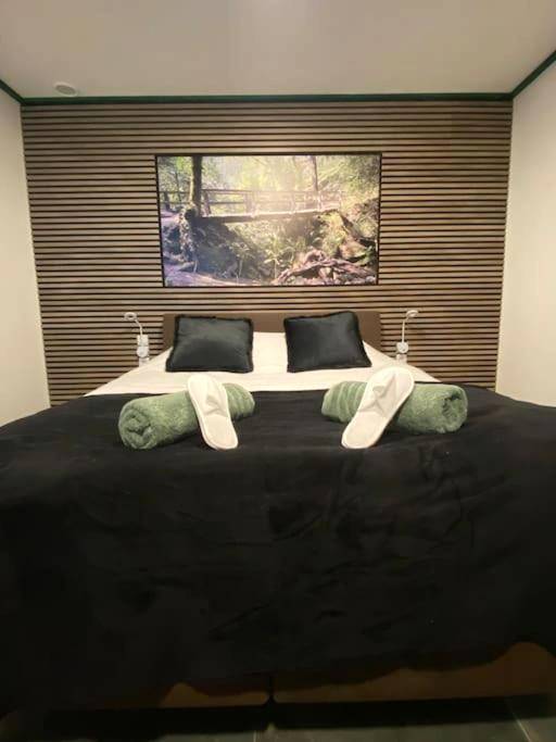 Lit double avec chaussons et serviettes - ZenHouse SpaInsideOutside* * * *