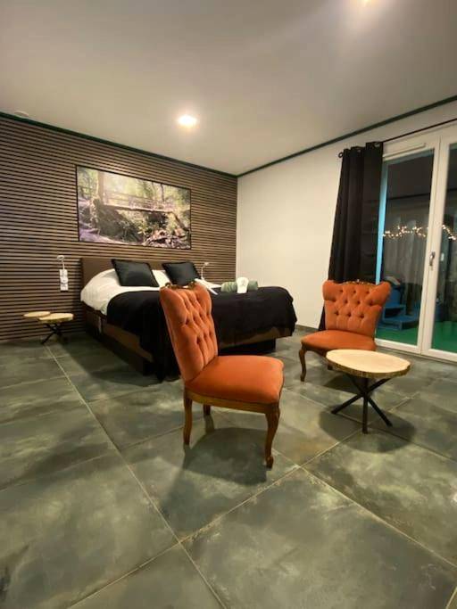 Espace nuit avec fauteuils en velours orange - ZenHouse SpaInsideOutside* * * *